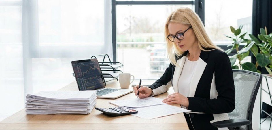 Právnička podepisující smlouvu