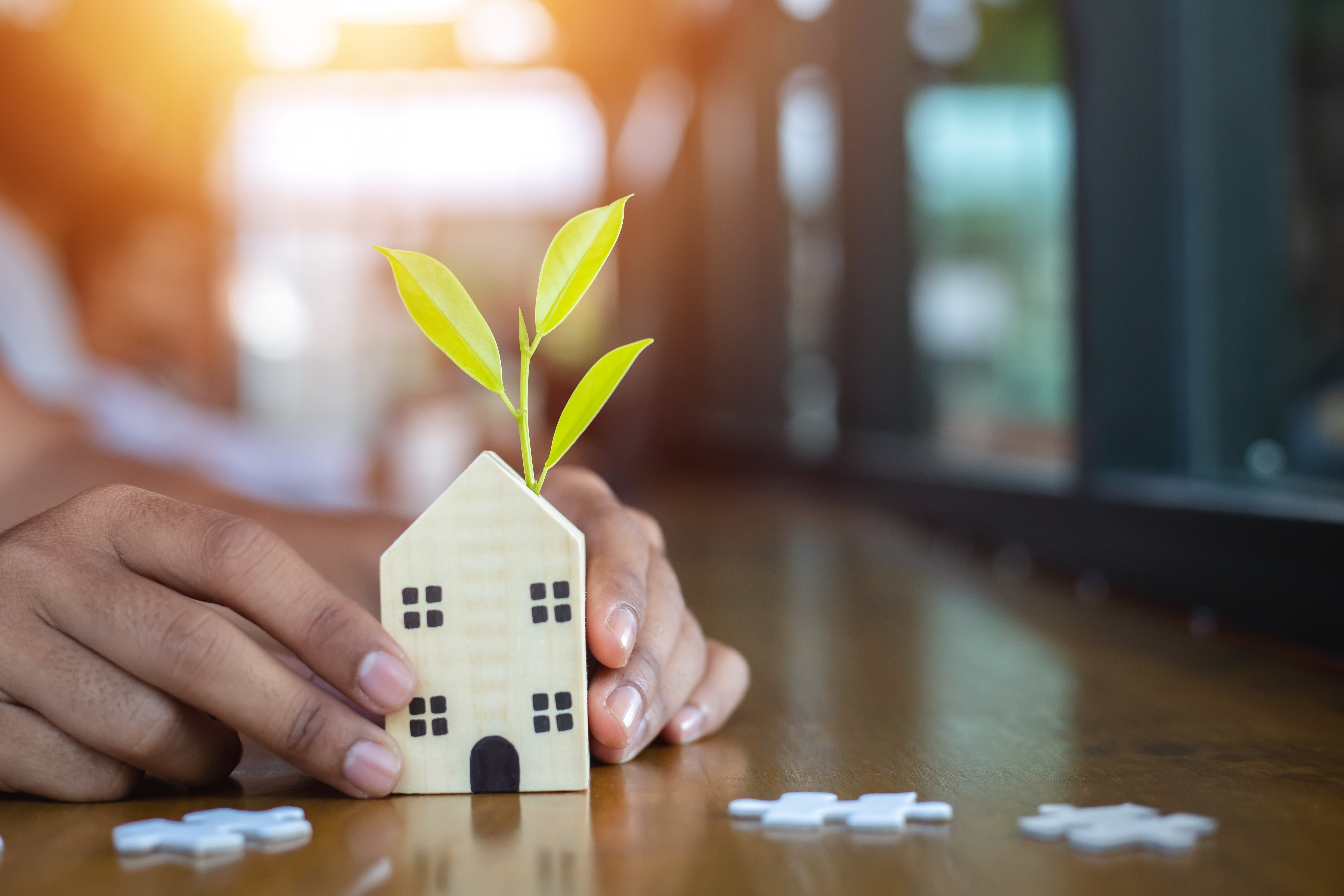 Malý keramický domeček, který drží dvě dlaně